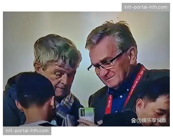 镜头捕捉：弗拉霍维奇进球后向看台做出暖心手势，致敬患病小球迷