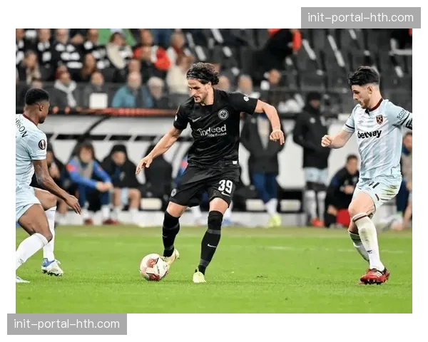 法兰克福VS科隆定位球对决，法兰克福角球战术效率极高