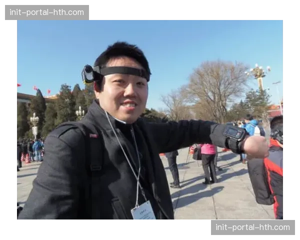 场边记者展示可穿戴设备，实时接收制作人指令与后台统计数据